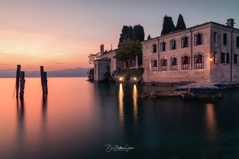 Sonnenuntergang am Punta San Vigilio am Gardasee in Italien. Sunset at Punta San Vigilio at Lake Garda Italy.