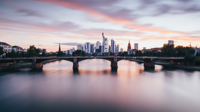 Frankfurt Skyline und Ignatz Bubis Brücke