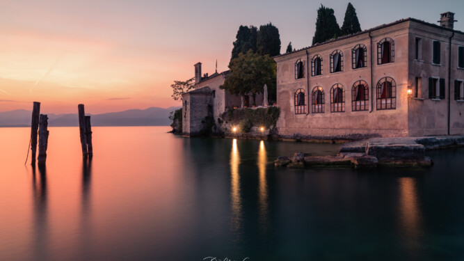 Sonnenuntergang am Punta San Vigilio am Gardasee in Italien. Sunset at Punta San Vigilio at Lake Garda Italy.